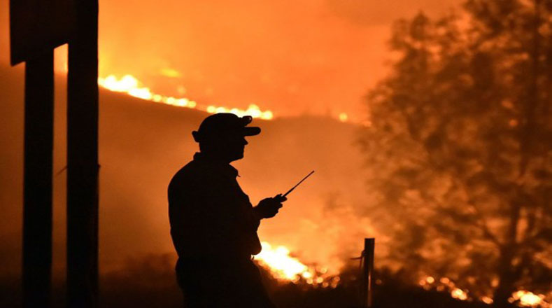 El pasado jueves David Ruhl, un bombero de 30 años, murió al quedar atrapado por las llamas de un incendio en la frontera entre California y Oregón. 