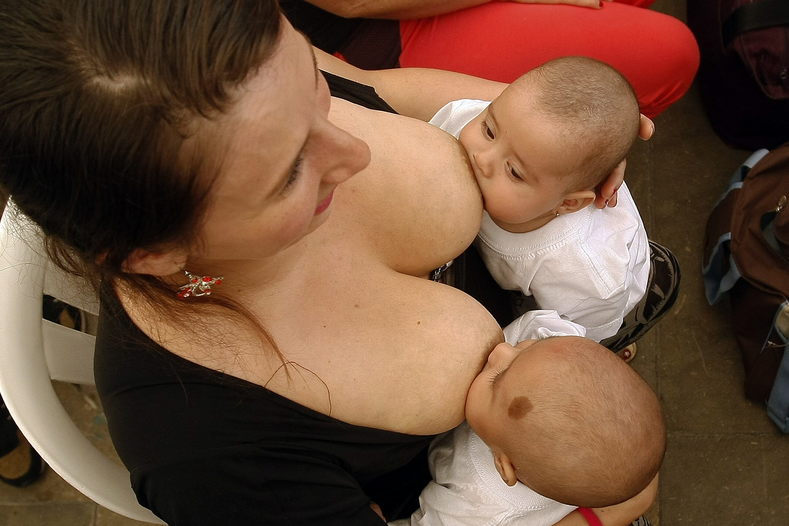 Mothers participating in Big Latch On attempt world breast-feeding record -  CBS News
