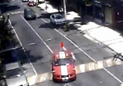 De acuerdo con las imágenes, uno de los sospechosos se montó en un vehículo rojo.
