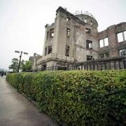 Kimie Mihara, sobreviviente del bombardeo atómico de 1945, observa el domo conmemorativo en Hiroshima, el pasado 3 de julio.