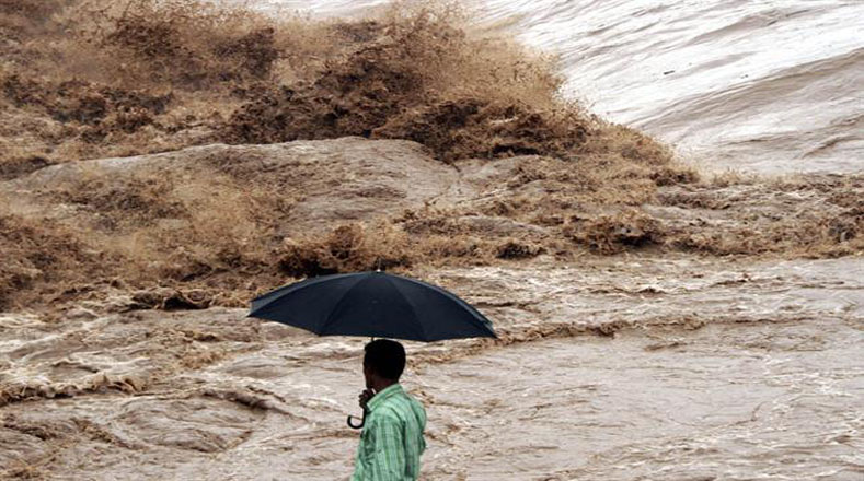 Un portavoz del Departamento de Gestión de Desastres y Socorro del estado nororiental de Rajastán, Bijender Singh, indicó que una docena de personas perecieron en los últimos días a causa de las inundaciones.