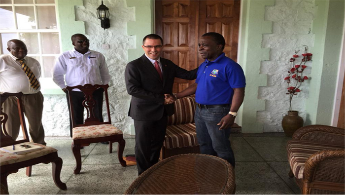 En una reunión con el primer ministro granadino, Arreaza le transmitió la realidad sobre el Esequibo.