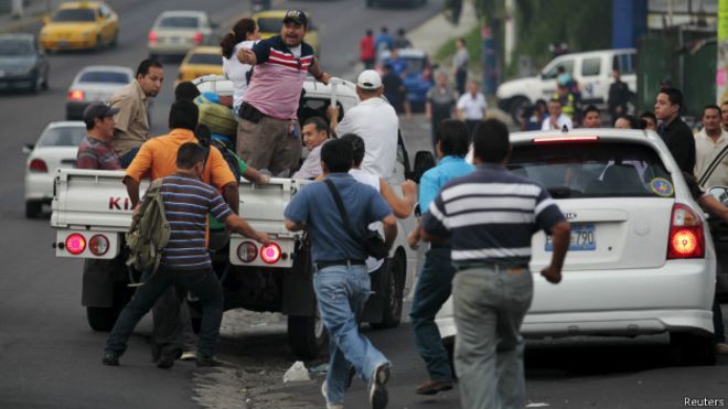 El paro de transporte ha obligado a los salvadoreños a improvisar para poder llegar a sus casas o centros de trabajo.