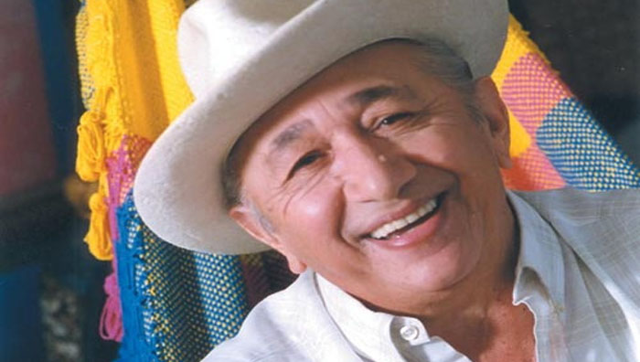 Tío Simón nació el 8 de agosto de 1928 y murió el 19 de febrero de 2014, es hijo de Juan y María Díaz y el mayor de ocho hermanos, entre ellos el comediante y actor José Díaz (Joselo).