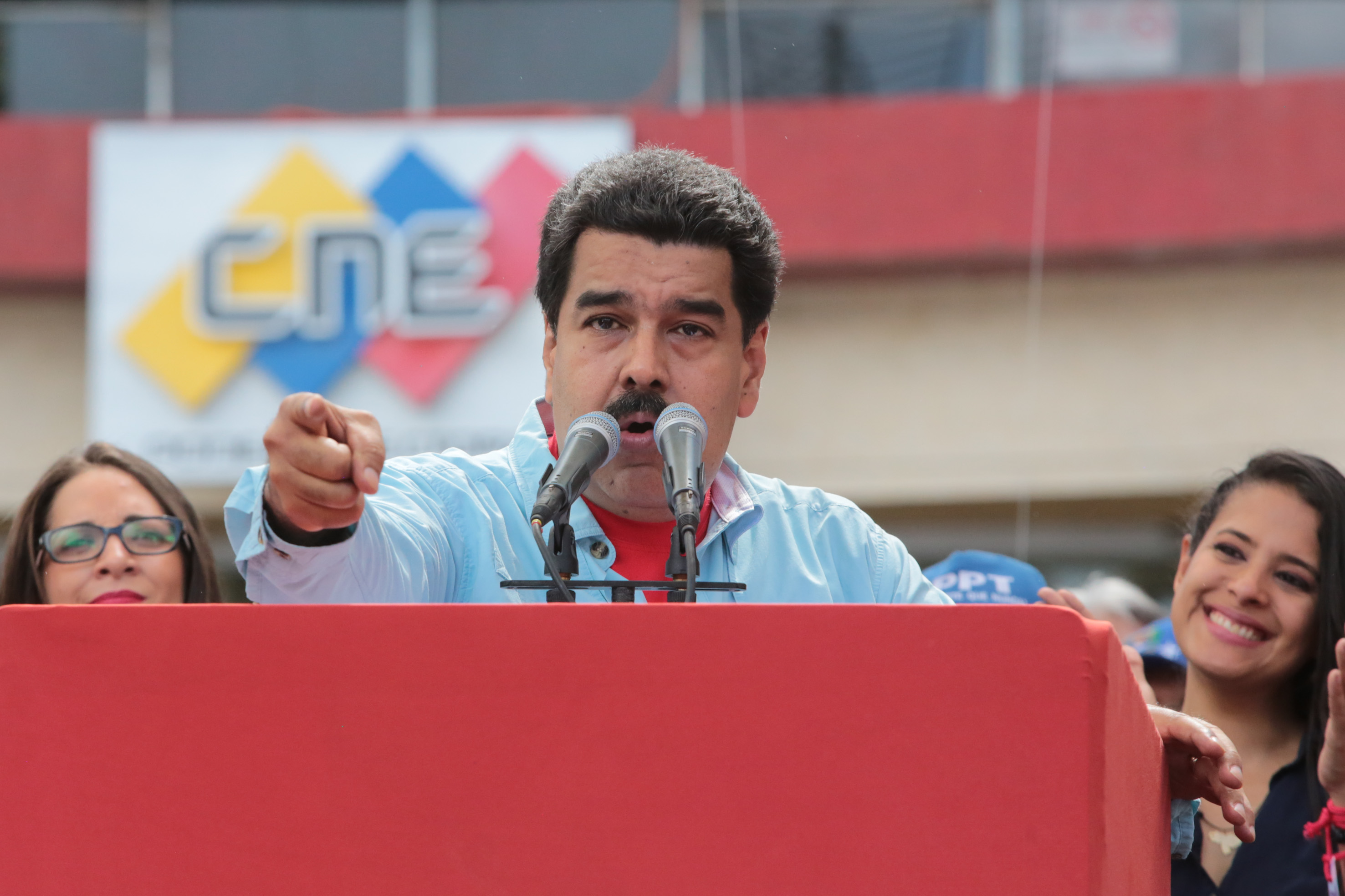 El jefe de Estado venezolano participó en el acto de juramentación de los candidatos socialistas de las elecciones de diciembre.