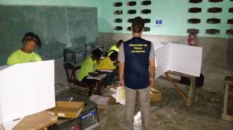 En uno de los centros de votación de Puerto Príncipe se observa la presencia de la Misión de delegados de las Naciones Unidas para la Estabilización de Haití.   