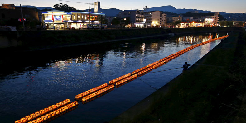 Numerosas linternas de papel flotan en el río Urakamien el 70 aniversario del bombardeo de Nagasaki.