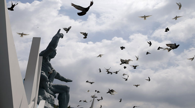 Numerosas palomas fueron liberadas en la Plaza de la Paz de Nagasaki como símbolo de paz. 