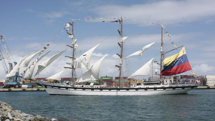 La embarcación venezolana fue recibida con honores en Honduras.