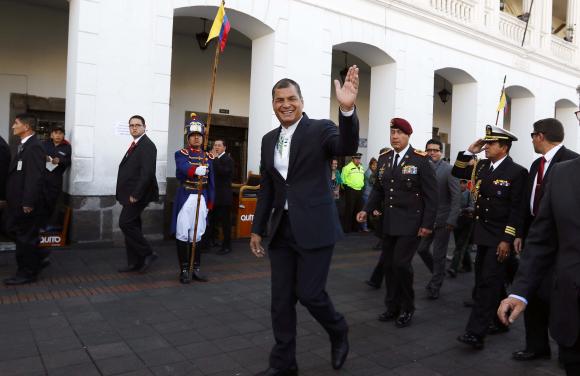 Este lunes el jefe de Estado recorrió la plaza de la Independencia en el centro de Quito, donde rindió homenaje a los Próceres de la Independencia.