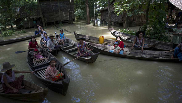 Afectados por las inundaciones en Kyouk Taing, en la región de Irrawaddy, en Myanmar.