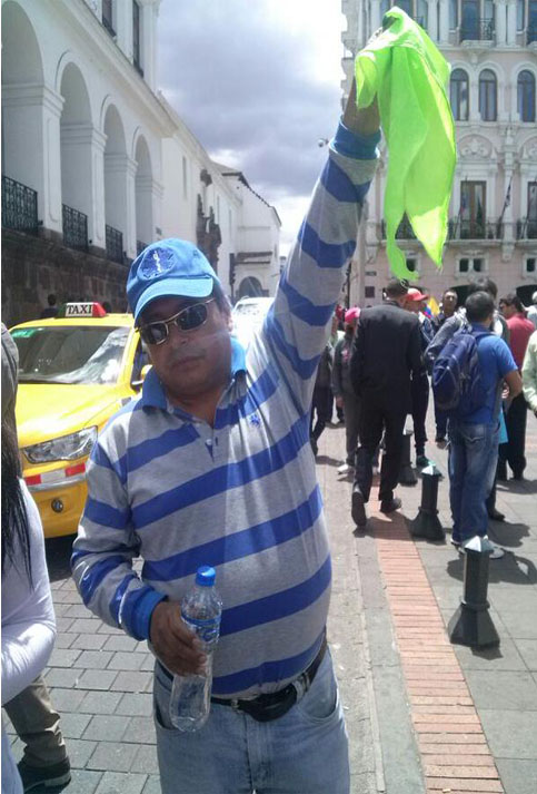 "Apoyo el gobierno constitucional de Ecuador, legalmente elegido por el pueblo," manifestó César Ramírez durante la movilización.