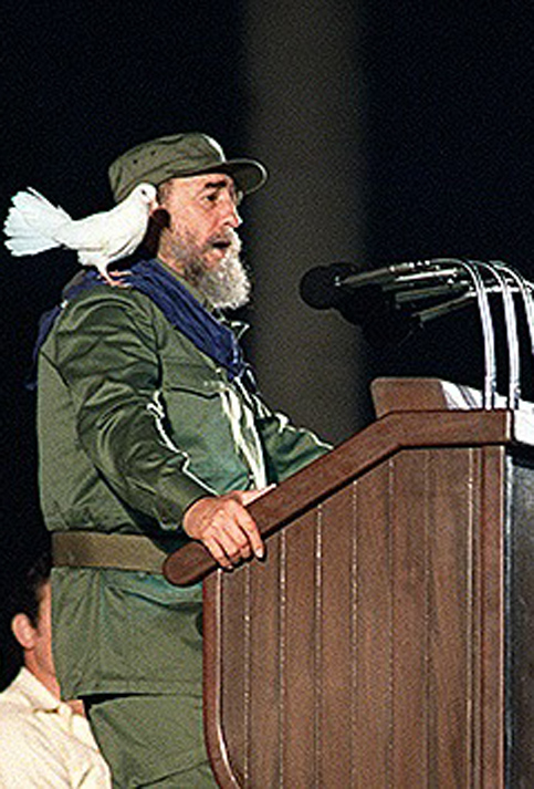 Durante el discurso pronunciado el 8 de enero de 1989, por el 30 aniversario de la Revolución Cubana, una paloma blanca (símbolo de la paz) se posó en el hombro de Fidel Castro.