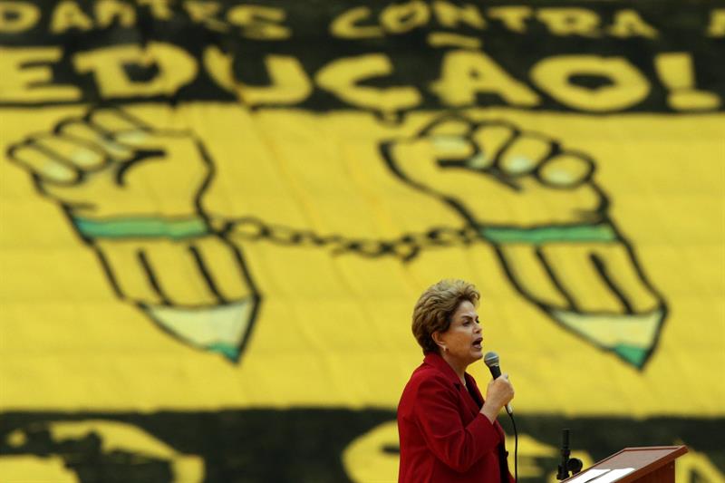 Rousseff fue recibida entre aplausos en la reunión de este jueves en Brasilia .