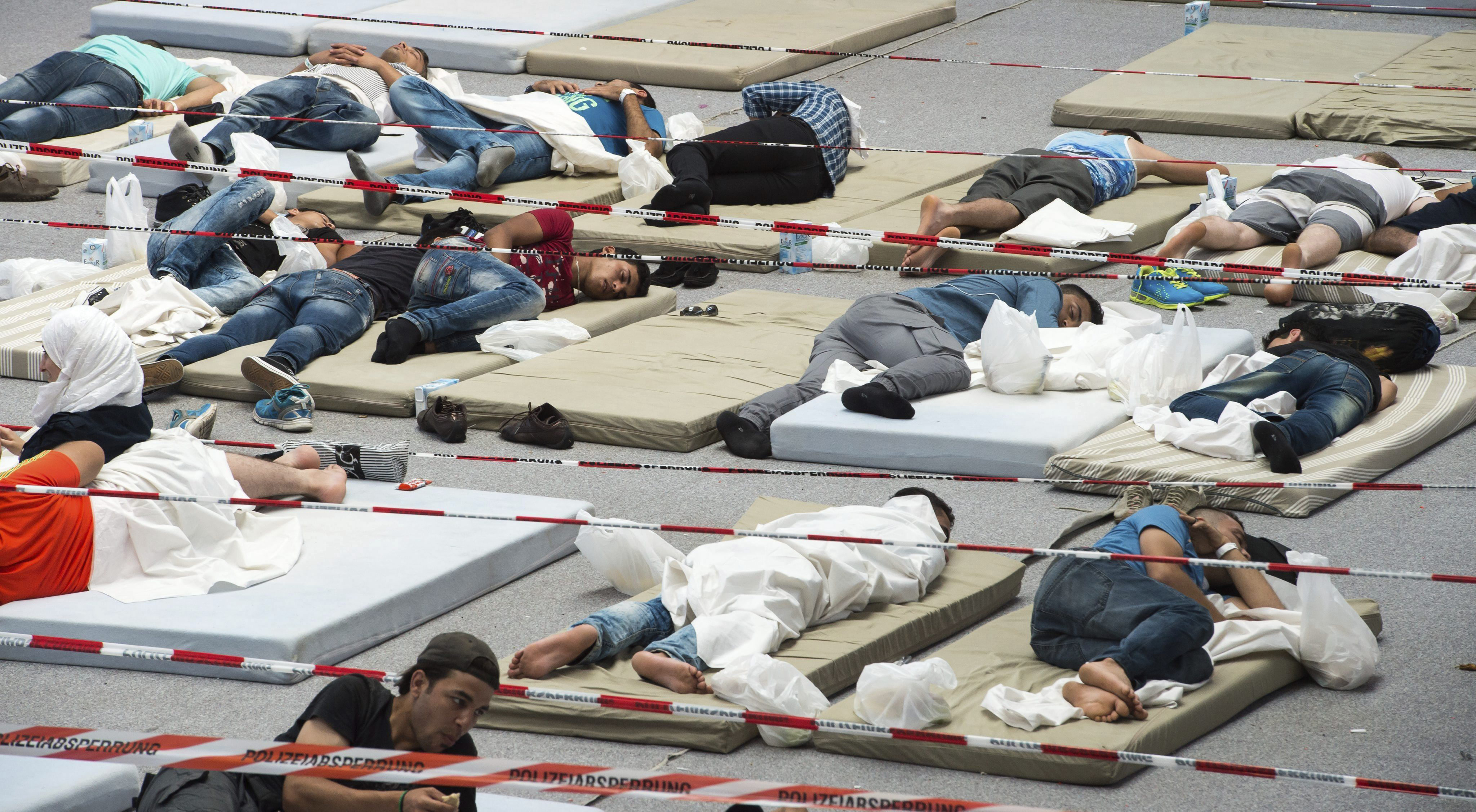 Varias personas descansan en un centro para refugiados de Deggendorf, Alemania.