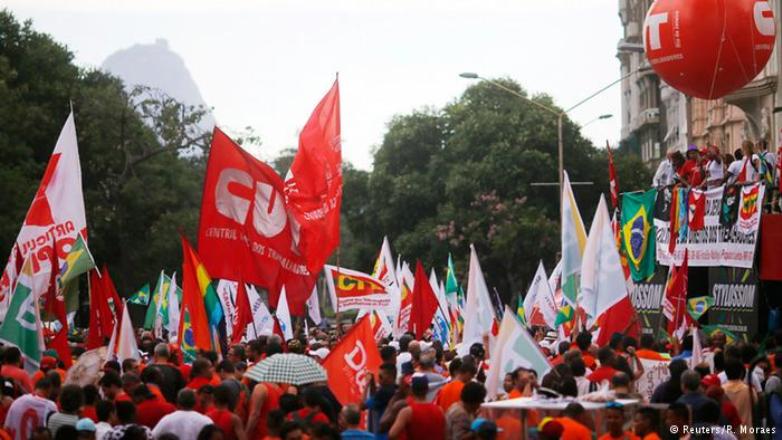 Más de 50 mil personas manifestaban en Sao Paulo bajo el lema "Dilma fica" (