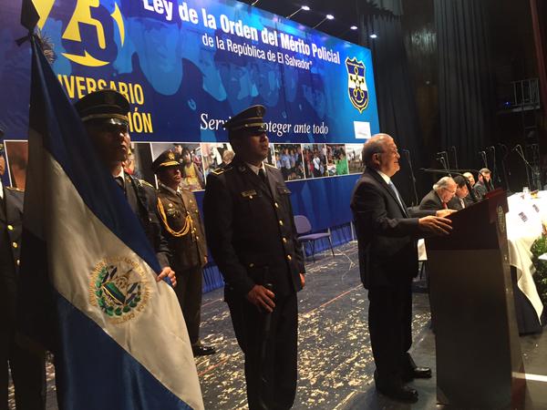 Cerén rindió homenaje a los hombres y mujeres de la policía que han dado sus vidas por el pueblo salvadoreño.