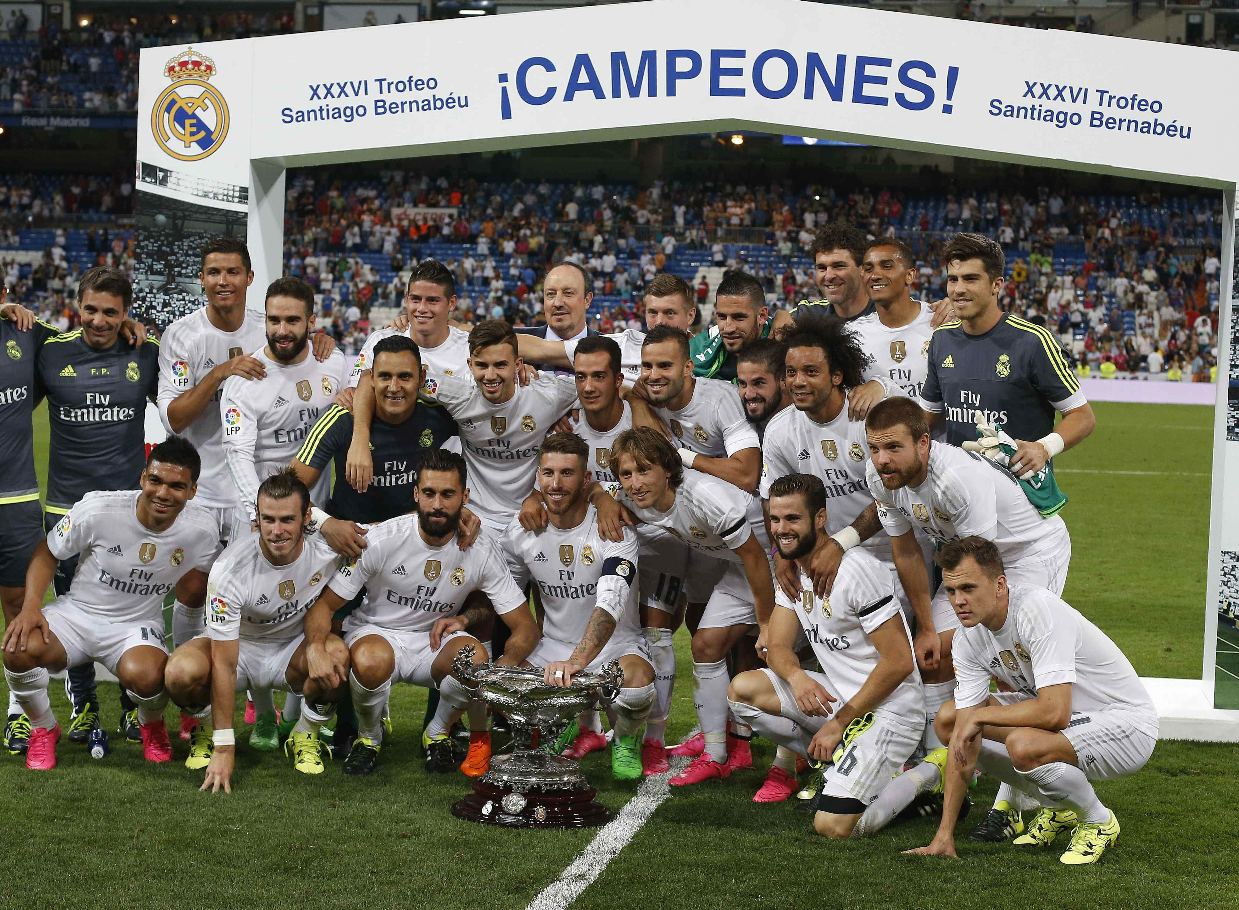 Los jugadores del Real Madrid posan con la copa tras vencer al Galatasaray en el Trofeo Santiago Bernabéu.