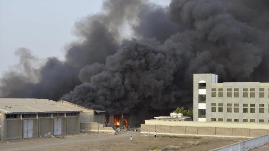 Cazas saudíes bombardearon edificios del puerto de Al-Hudayda