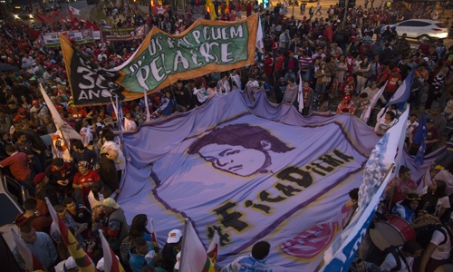 Marchan en varios estados de Brasil para apoyar a Rousseff
