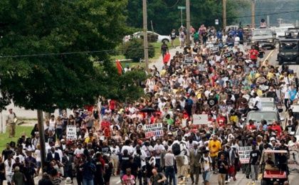 Una marcha de protesta encabezada por Michael Brown Sr. recorre las calles al conmemorar un aniversario más de la muerte de su hijo Michael Brown Jr. en Ferguson, Missouri.