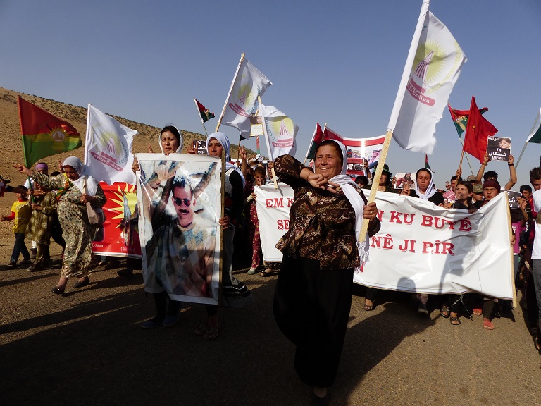 Marcha de protesta de las mujeres yazidi en las montañas de Sinjar en el primer aniversario de la masacre del grupo Estado Islámico.