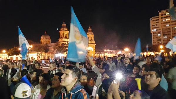 Los manifestantes se concentraron en la Plaza Constitución para exigir la renuncia del mandatario.