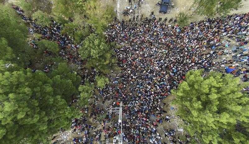 Vista general de la frontera de Grecia con Macedonia, donde migrantes esperan para ingresar.