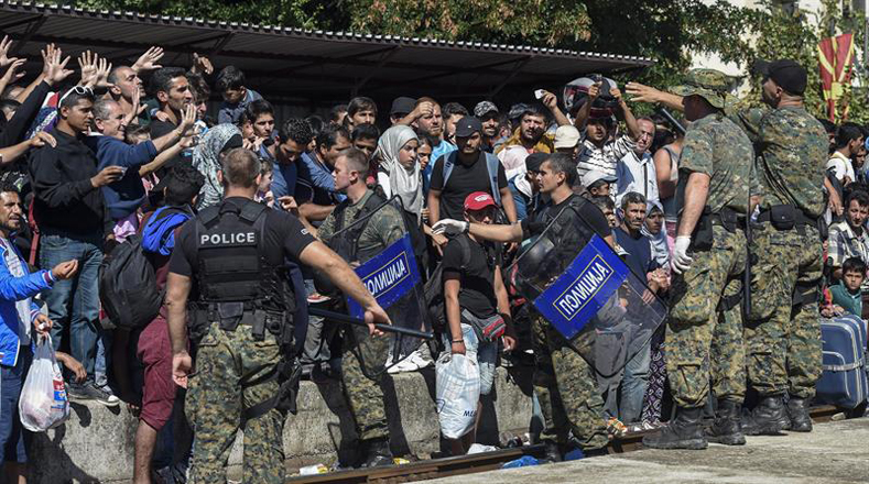 Policías macedonios controlan la salida de los migrantes se dirigían a la frontera serbia , en la estación de tren en la ciudad de Gevgelija.