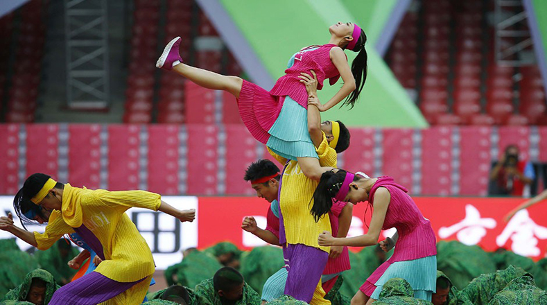 Un grupo de actores se unieron al inicio del Campeonato Mundial de Atletismo.