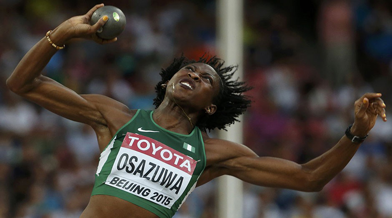 Osazuwa de Nigeria compite en el evento de lanzamiento de peso de heptatlón femenino.