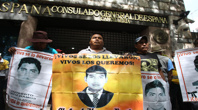 Entregarán a los embajadores cartas en las que les piden que exijan al Gobierno mexicano respeto a las recomendaciones de los organismos internacionales con respecto al caso Ayotzinapa.