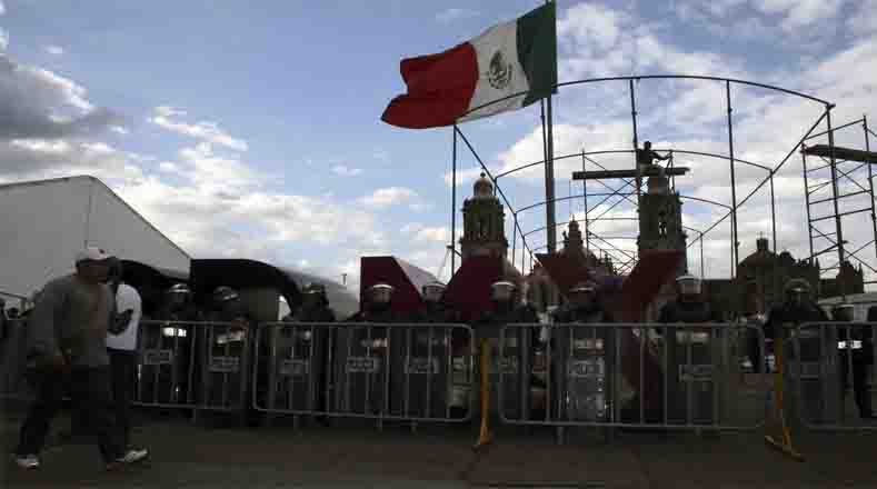 El cordón policial no amedrentó a los mexicanos que quieren conocer la verdad de lo sucedido en Iguala.