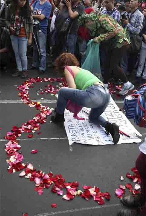 Un corazón de pétalos, para pedirle al Gobierno mexicano que cesen las desapariciones forzosas y los asesinatos de inocentes. 