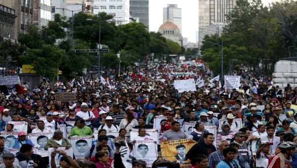 Tras cumplirse 11 meses de la desaparición de los 43 noramalistas de Ayotzinapa, padres y familiares recorrieron las principales calles y avenidas de la capital mexicana para exigir al Gobierno de Enrique Peña Nieto la aparición con vida de los estudiantes.
