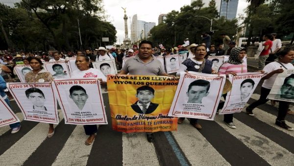 Padres de los normalistas se niegan a creer que sus hijos estén muertos, como señala la Procuraduría General de la República de México (PGR).