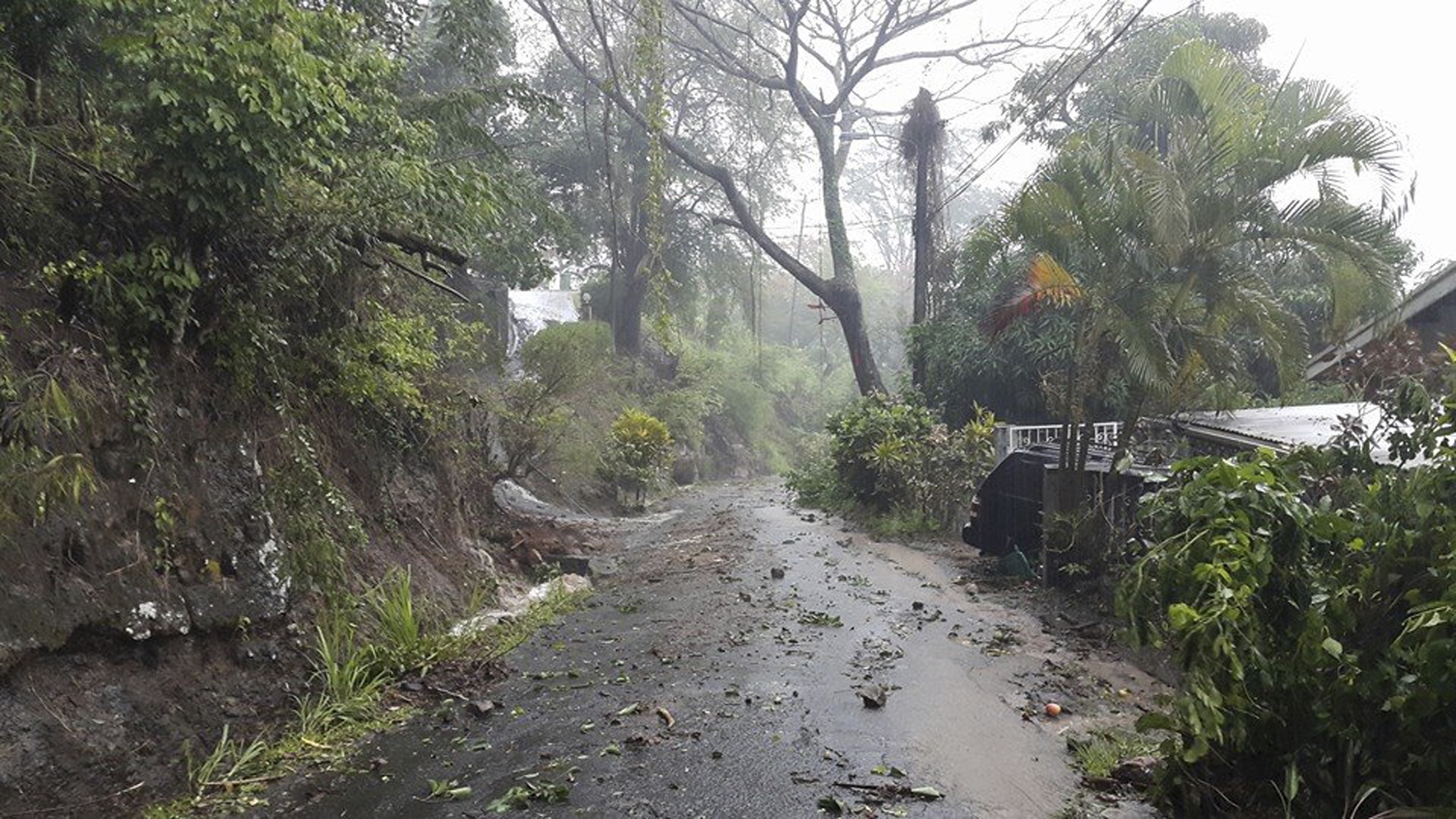 Al menos tres fallecidos han contabilizado las autoridades en Dominica luego del paso de Erika.