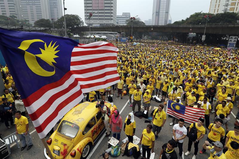 Los manifestantes llevan camisas amarillas con el nombre del movimiento Bersih (coalición por unas elecciones limpias y justas)