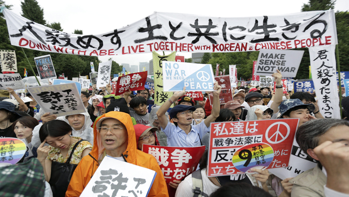 Miles de japoneses salieron a las calles en defensa de sus derechos.