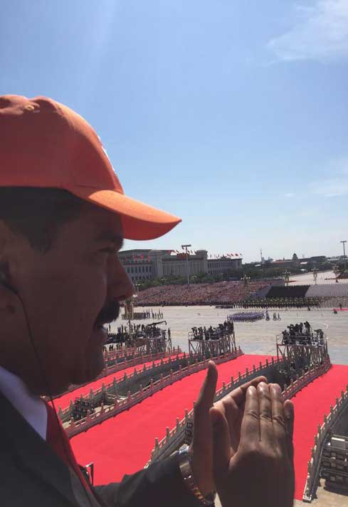 El presidente de Venezuela, Nicolás Maduro, presenció el desfile durante su visita al gigante asiático