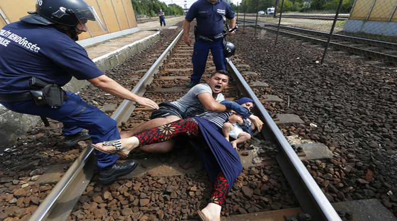 Esta imagen refleja el maltrato que viven los inmigrantes por parte de policías húngaros.