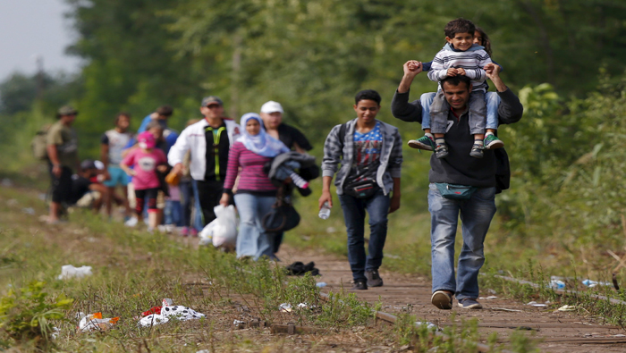 Refugiados emprenden un largo camino lleno de vicisitudes.