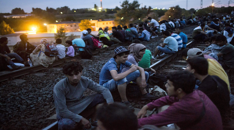 Hungría lleva a los refugiados en autobuses hasta Austria.