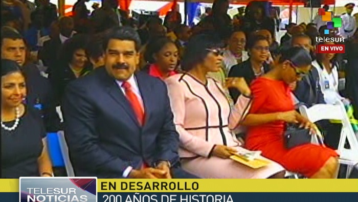 Maduro rinde homenaje al Libertador en la Plaza Bolívar de Kingston, junto con la primera ministra de Jamaica, Portia Simpson Miller.