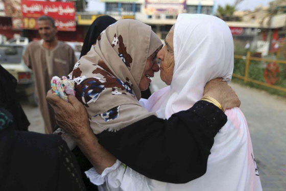 Dos mujeres palestinas lloran desconsoladamente por la muerte de Riham Daubasha.