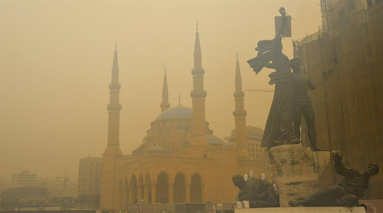 La capital del Líbano amanece envuelta en una cortina de arena y polvo producto de la tormenta.