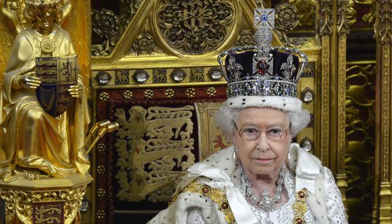 Isabel II es la única reina con derecho a ordenar que se imprima una biblia.