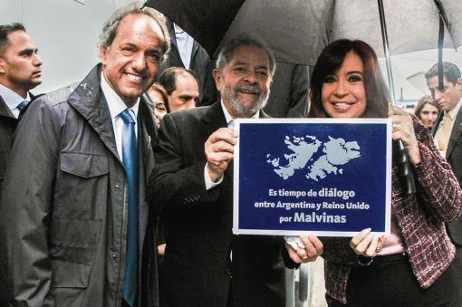 Da Silva posó en una fotografía con el cartel que invita al diálogo por la soberanía de las Islas Malvinas.