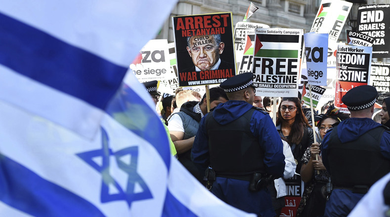  Los manifestantes portaban pancartas con frases como “Liberen a Palestina” .