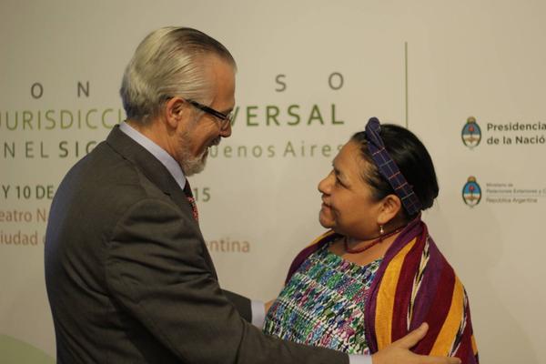 Menchú es recibida por un representante del Congreso en Buenos Aires.